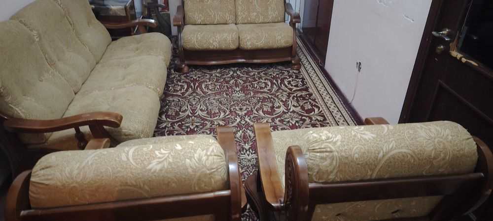 Диване с кресломи хорошого качество из деревоо