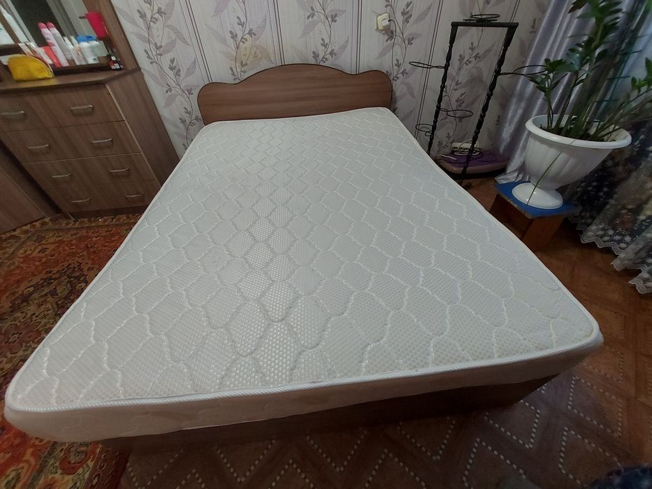 Продам кровать 2 -х спальную с матрасом отопедическим.можно и отдельно