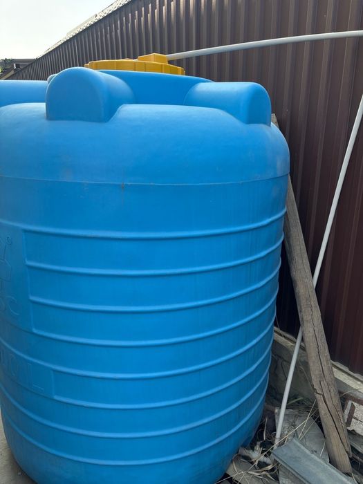 Продам пластиковую бочку 2000 литр