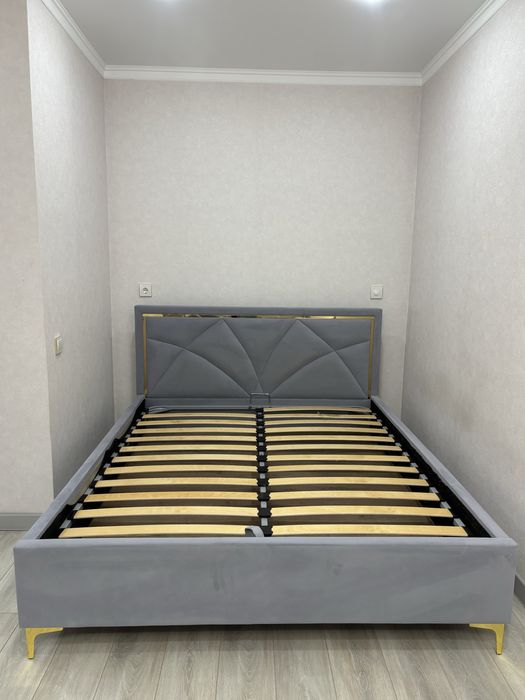 Кровать с матрасом