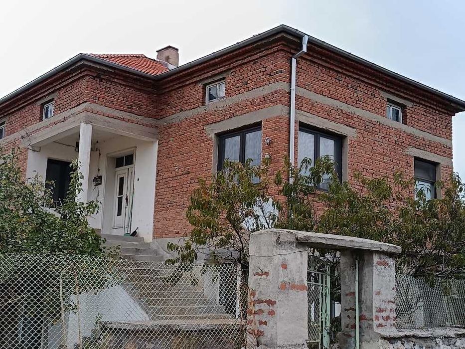 Масивна двуетажна къща в село Младиново