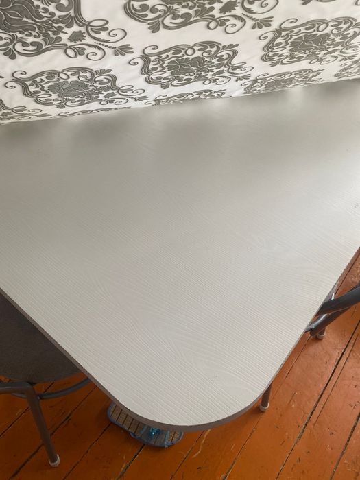 Стол и стулья кухонные