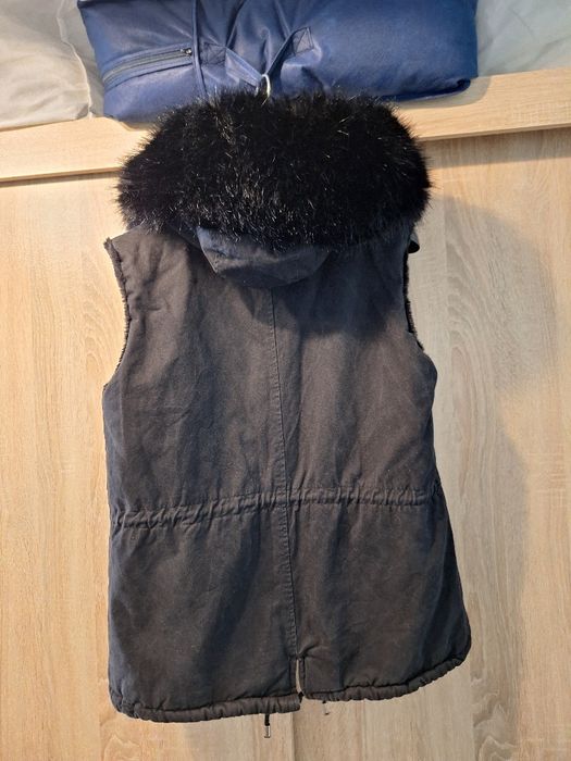 Дамски елек с обемна качулка