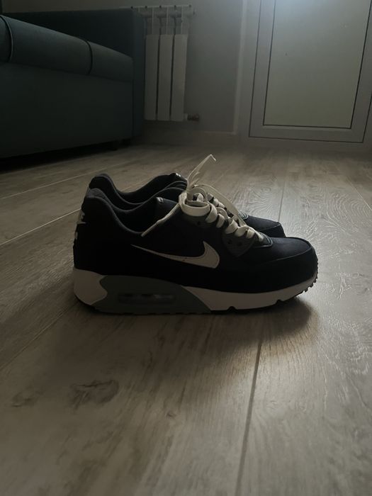 Продаю кроссовки найк air max 90 41размер