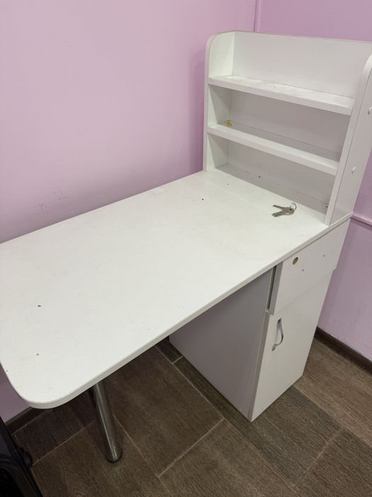 Маникюрный стол