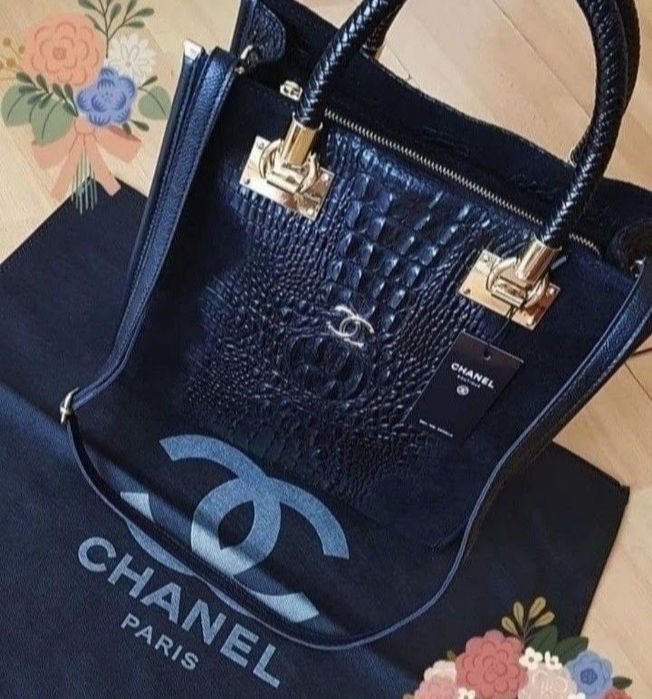 Geanta damă piele naturala 100%,model croco,logo metalic auriu,saculet