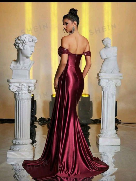 Vând rochie de seara spectaculoasă,burgundia cu design tip sirena