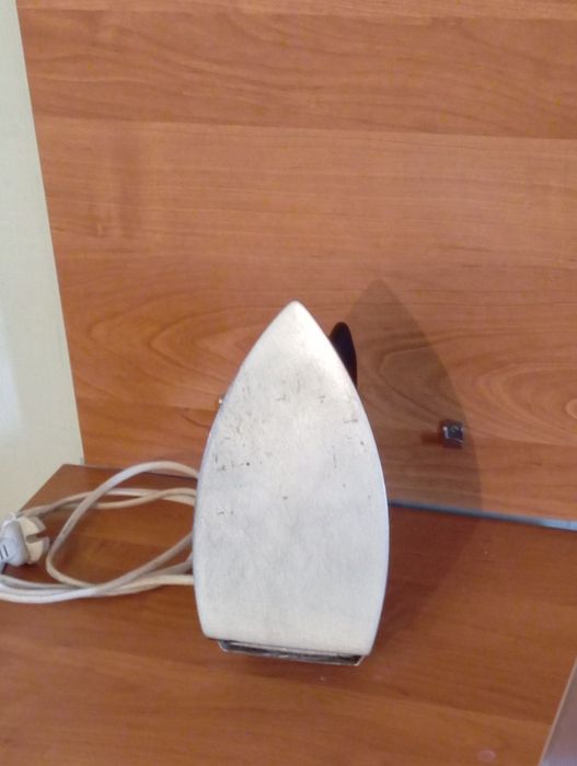 Продаётся утюг .