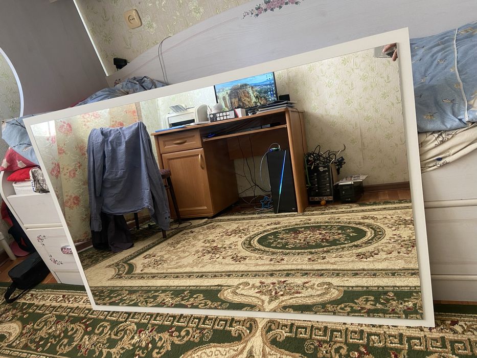 Зеркало в белом обрамлении прямоуголное