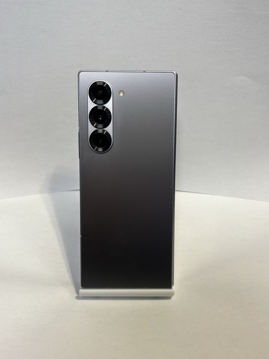 MDM vinde: Samsung Z Fold 6, 256GB, Silver Shadow.