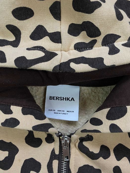 Hoodie crop Bershka, print leopard, cu glugă și fermoar, mărime XS