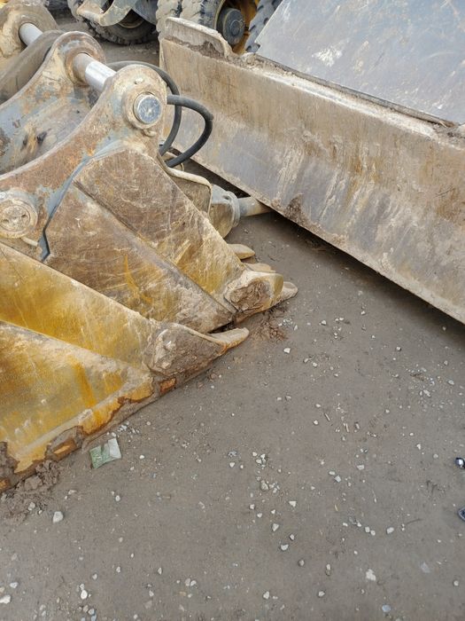 Ekskavator xizmati adboynik transha katlavan eski qurilishlarni buzish