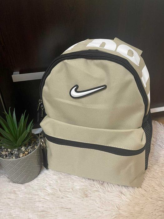 Нова раница Nike