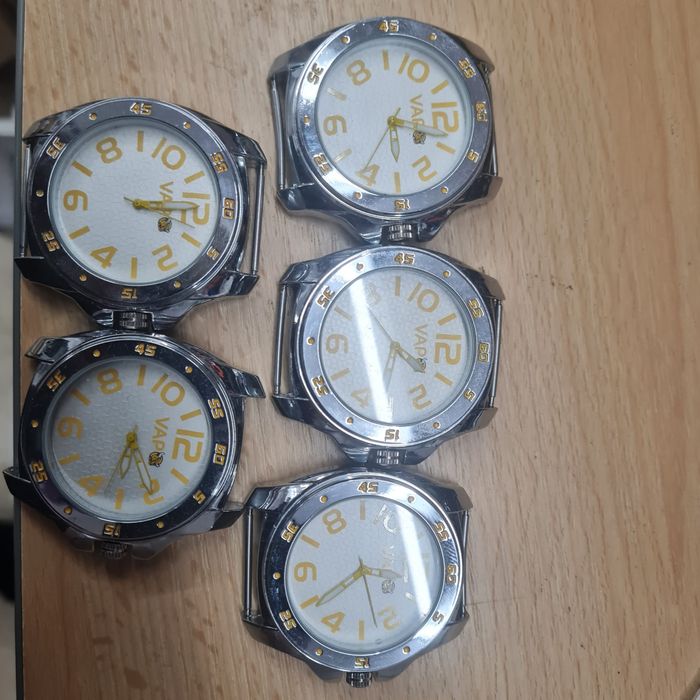 Set ceasuri 5 buc..necesita baterii si curele