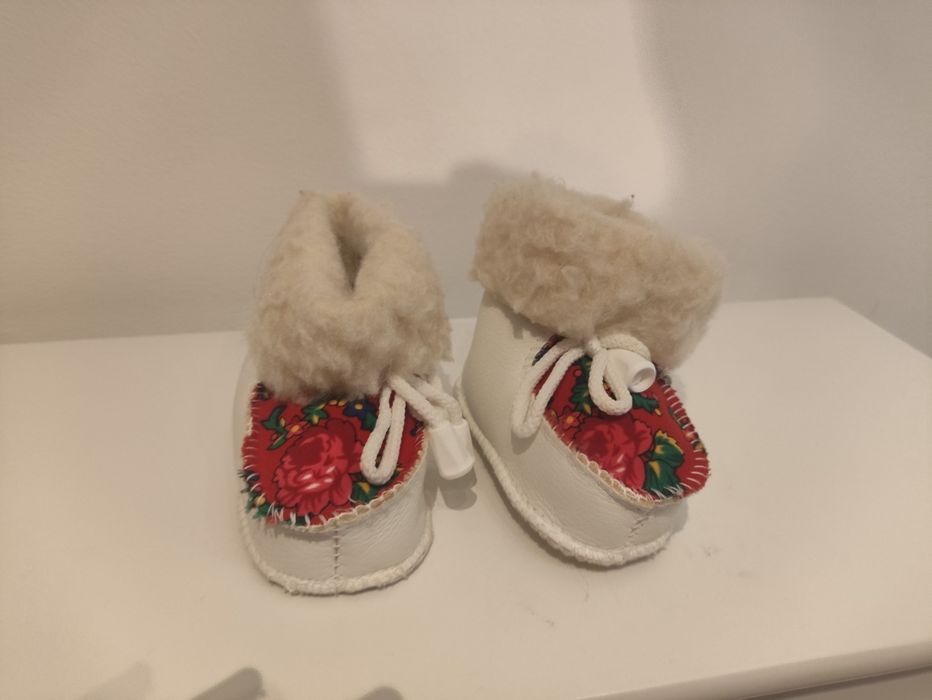 Botoșei bebe albi cu model inflorat din piele și blăniță  9-12 luni