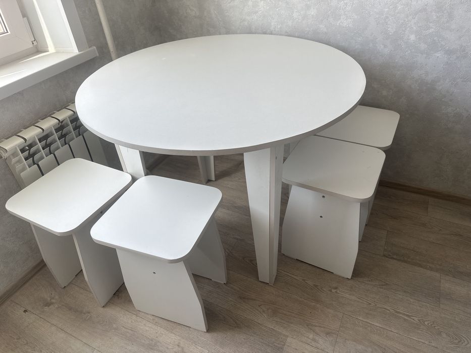 Продам стол кухонный со стульями