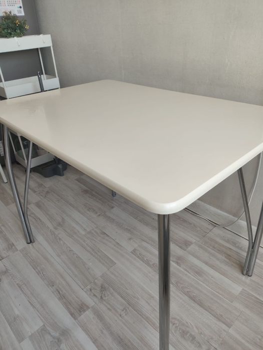 Кухонный стол молочного цвета