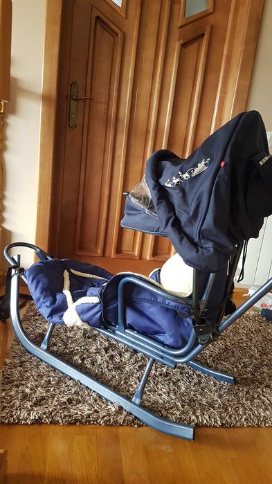 Săniuță cu spătar, sac, glugă și suport de picioare Adbor Piccolino