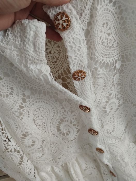 Rochie alba de dantelă