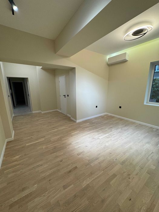 Продава се Тристаен апартамент в София, Център - 84 кв.м за 3453 €/кв.м - Снимка #2