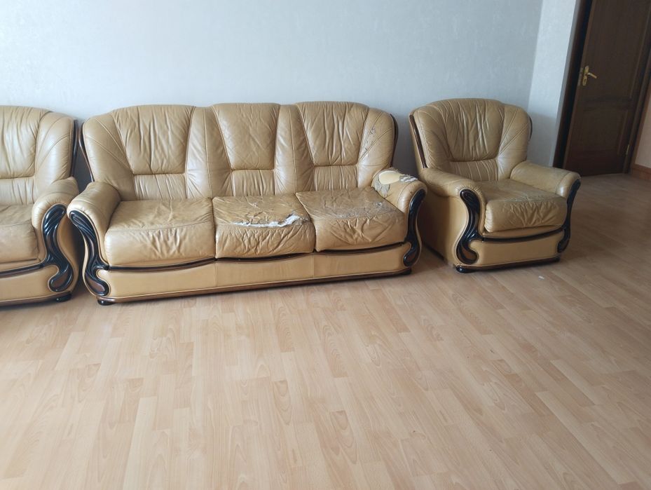 Диван с двумя креслами