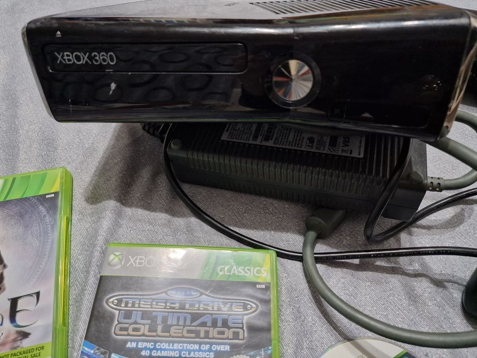 Xbox 360 cu maneta, 3 jocuri si camera