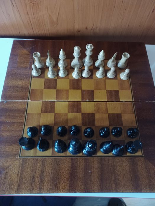 Българска дървена лак табла и шах за игра