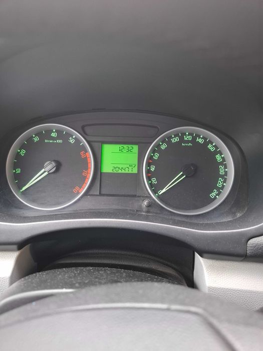Vand Skoda fabia 1.2 benzina sau accept unele variante cu auto.