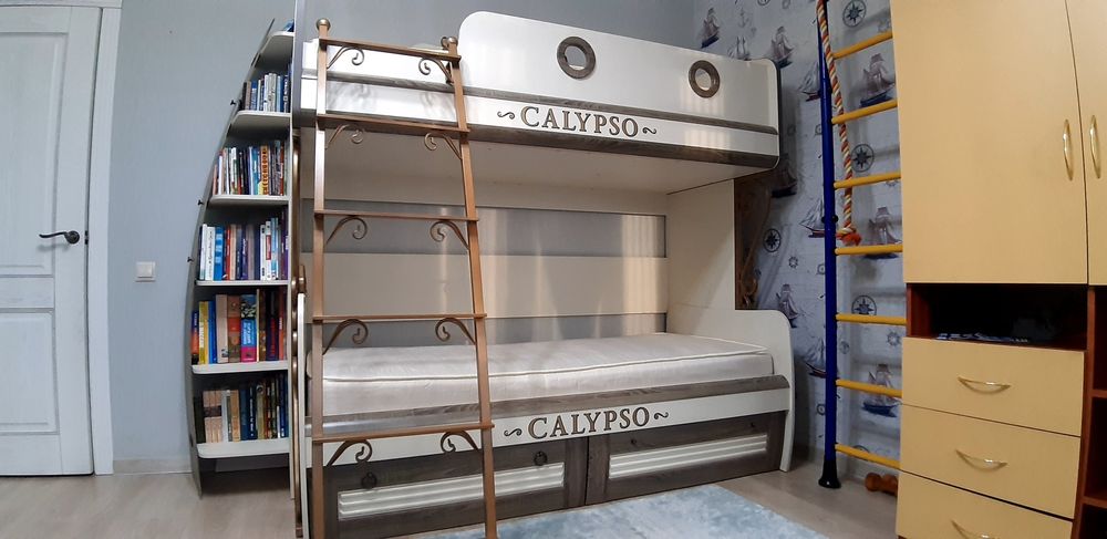 Двухярусная кровать с матрасом