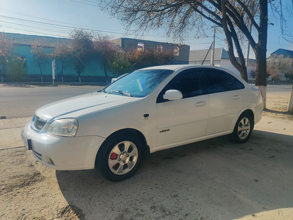 Lasetti 1'8 Sotiladi yili 2010