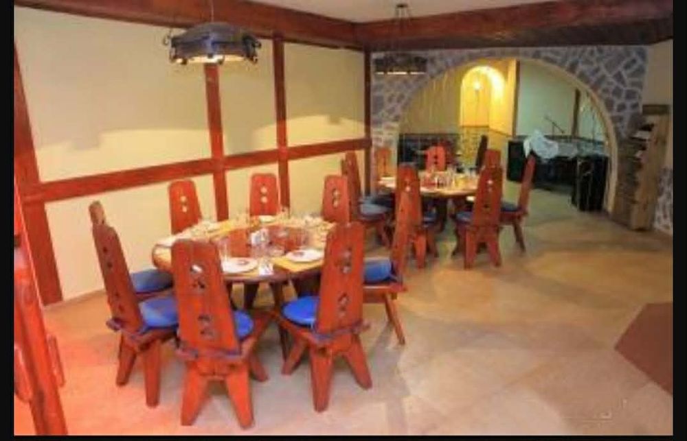 Масивни дървени столове и маси