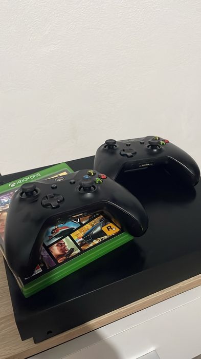 Xbox One X 1TB cu 2 controllere si 1 joc