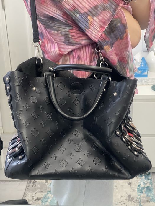 Geanta din piele cu imitatie LV pe ea