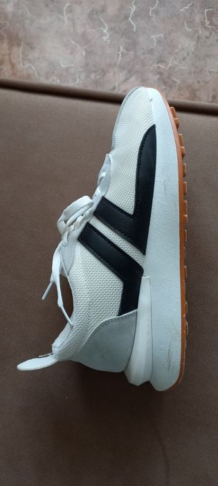 Продам кроссовки женские