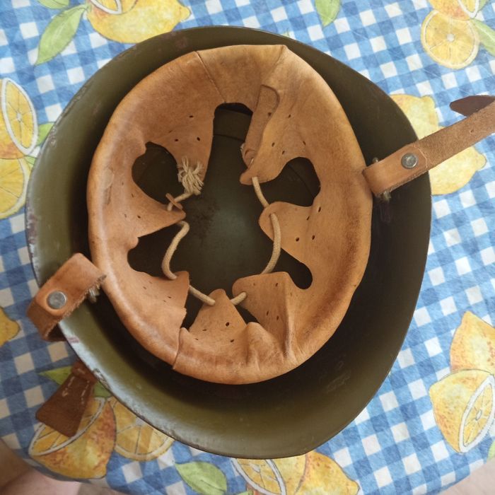 Военна каска в добро състояние