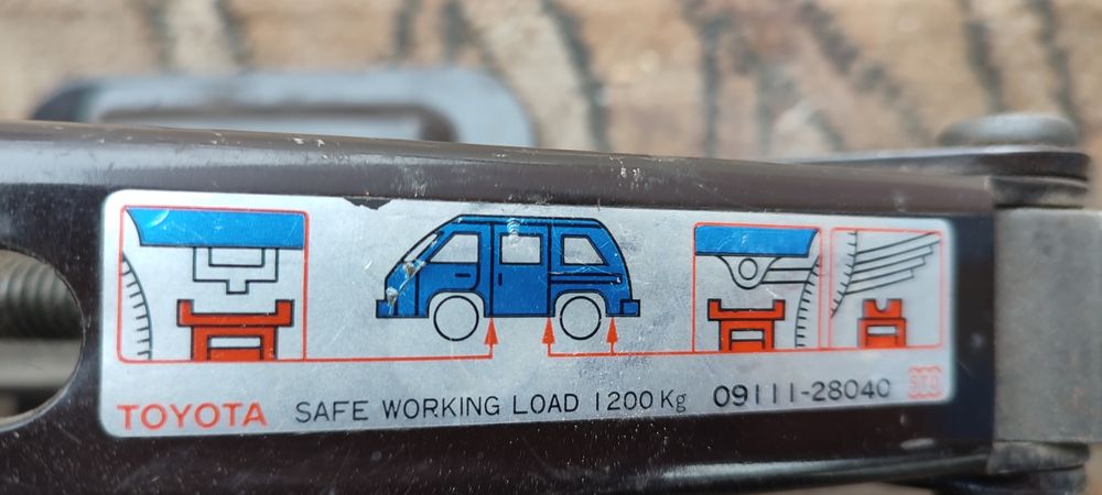 Продам домкрат оригинал.