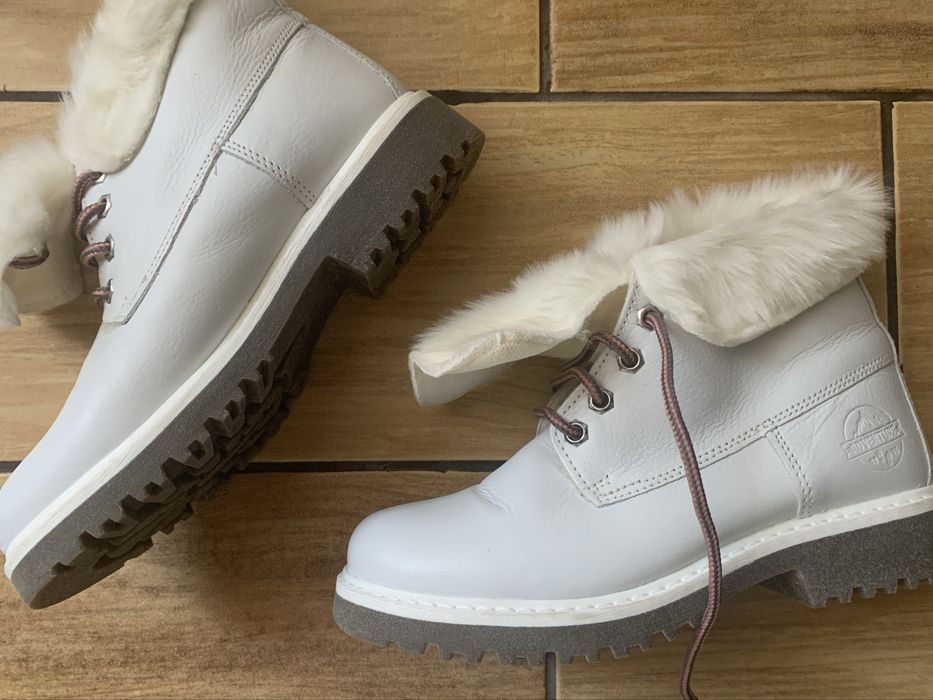 Ghete albe noi , din piele naturala  , imblanite , marine 35