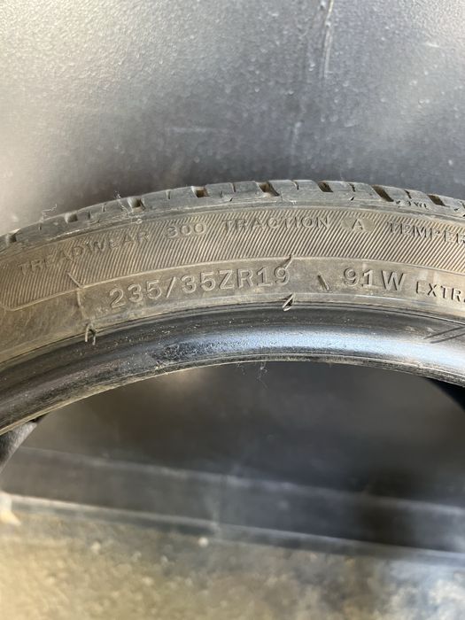 235/35 19 балон б/у в хорошем состоянии