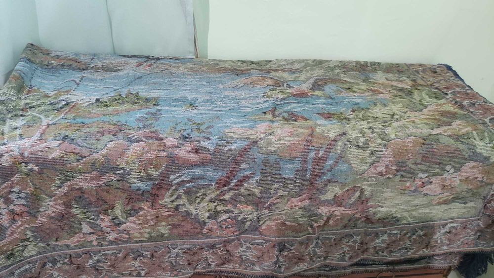 Много голям плюшен ковьор /покривало за легло