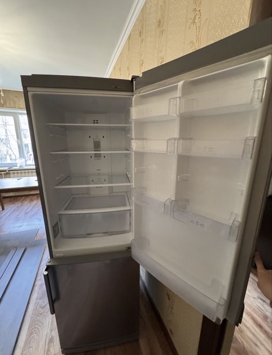 Отличный холодильник LG No Frost.