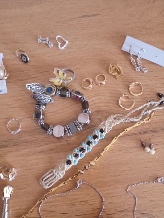 Продам часы и бижутерии