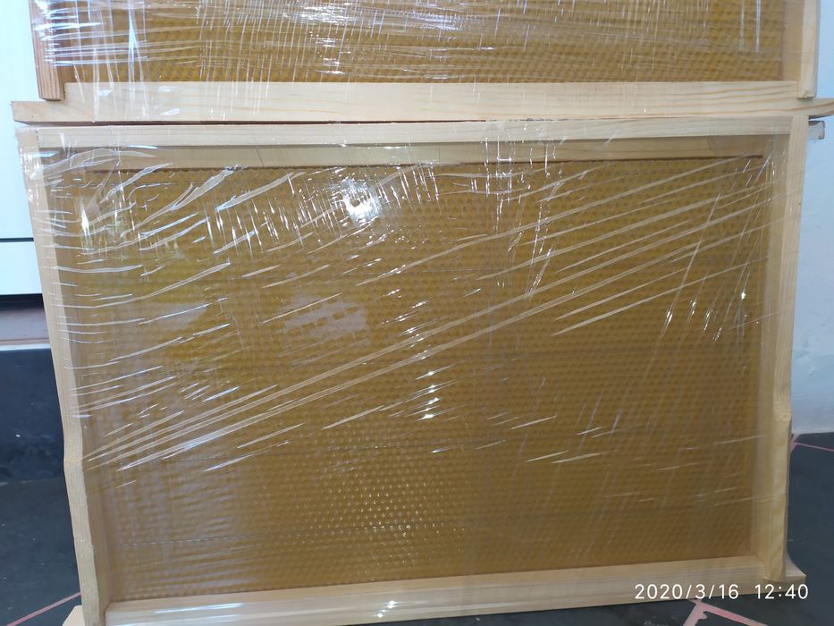 Пчелни рамки със залепени Восъчни основи