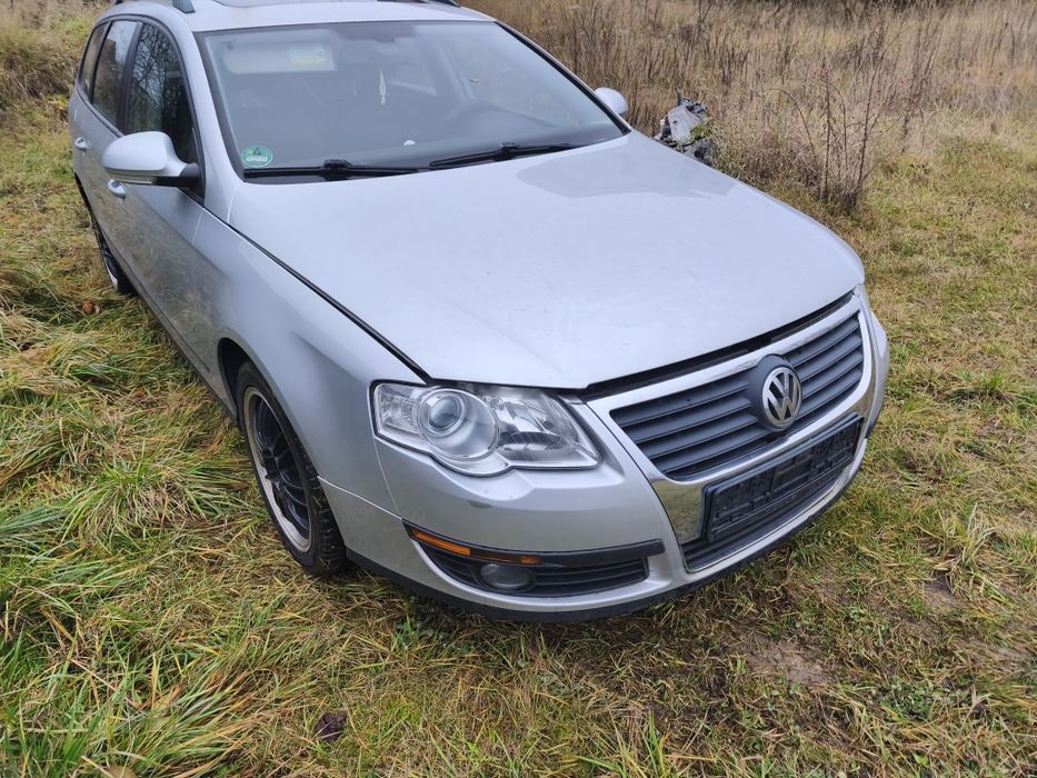 Bară față cu grilă centrală cromată Volkswagen Passat B6 gri LA7W