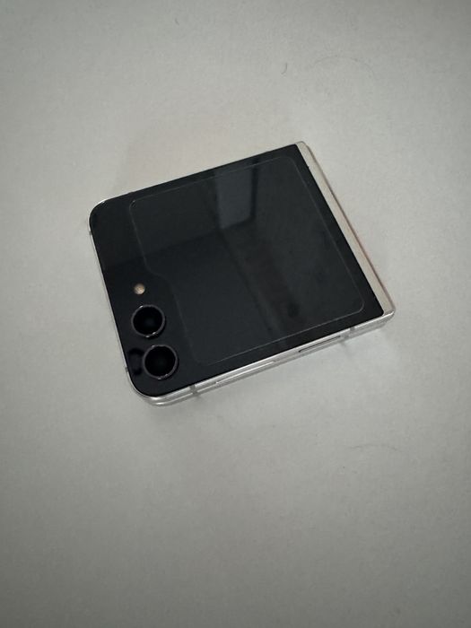 Samsung z flip 5 256GB цвят крем