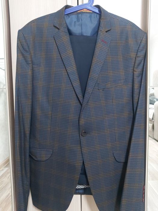 Продам костюмы одевались один раз