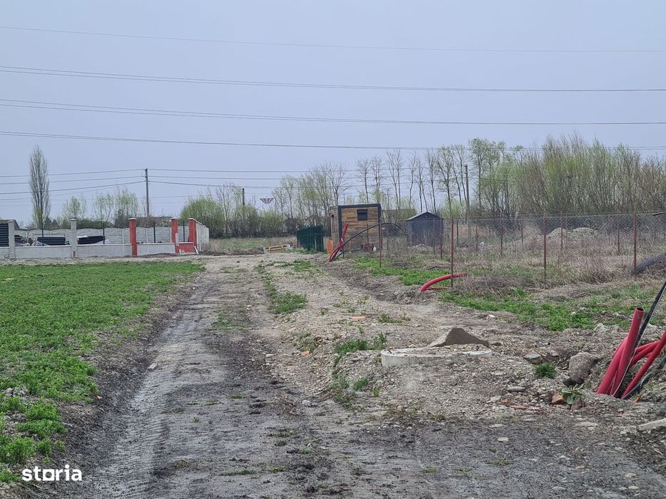 Teren ingradit cu utilitati trase in fata terenului!