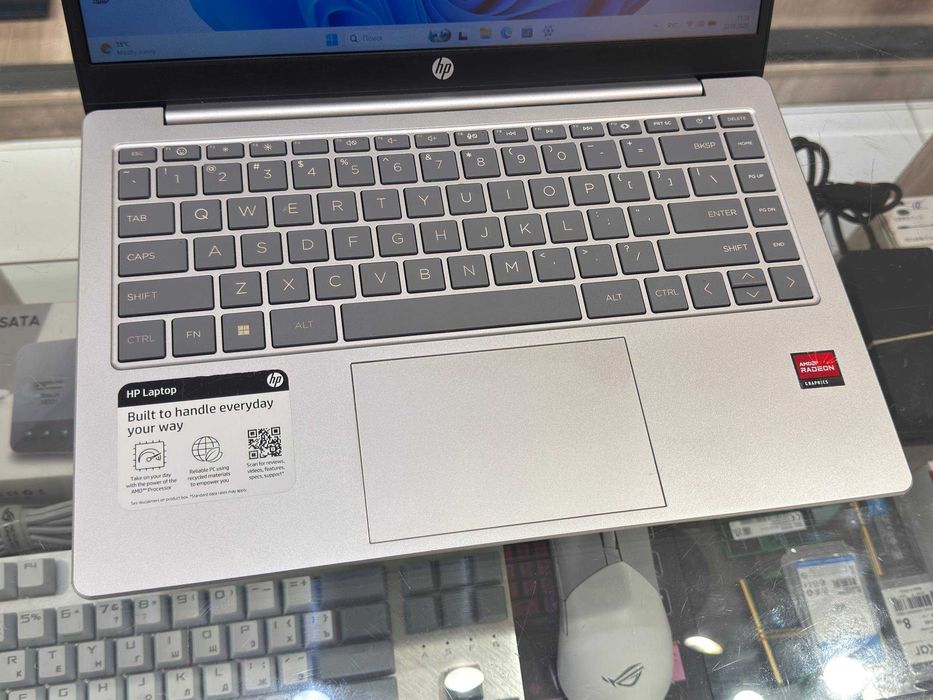 HP Laptop 14"HD  Ryzen 5 7520U RAM 4 Gb DDR5 ssd 256