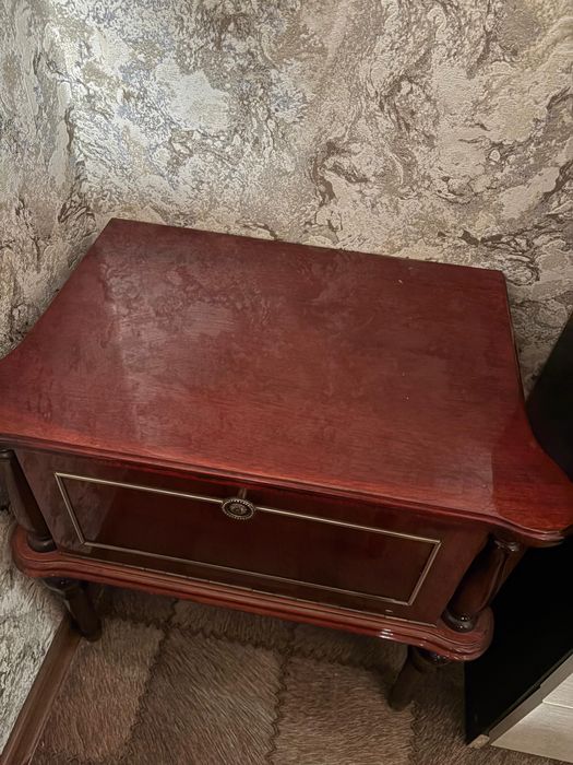 Прикроватные тумбочки антиквариант