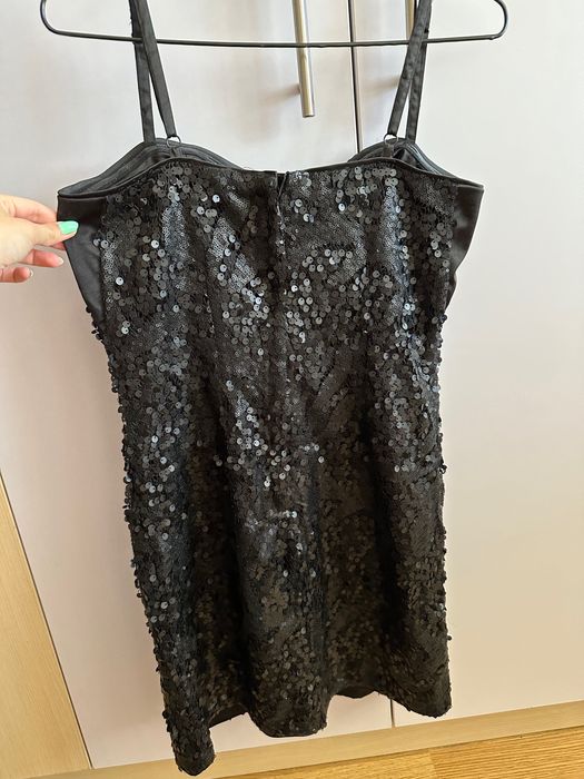 Черна рокля с пайети H&M, размер 40 или М, отговаря и за С