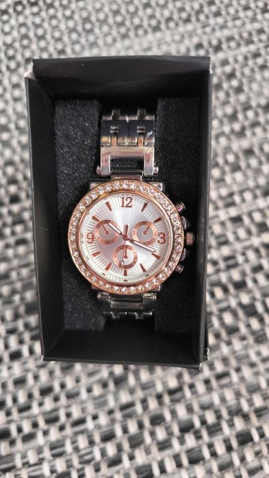 Ceas de mana incrustat cu pietre